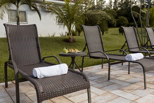 Piscina externa, guarda-sóis, espreguiçadeiras