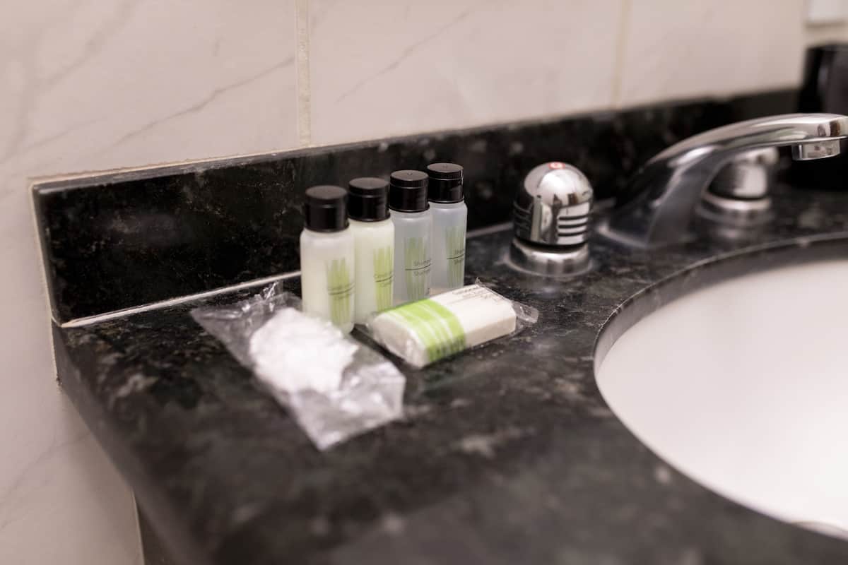 Kamar mandi | Perlengkapan mandi gratis dan handuk
