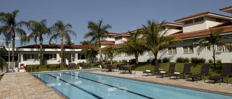 Utomhuspool, parasoller och solstolar