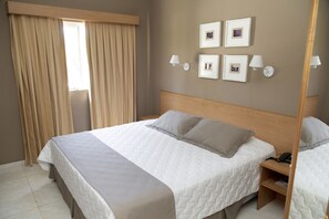 Minibar, skrivebord, skrivebord for bærbar PC og blendingsgardiner