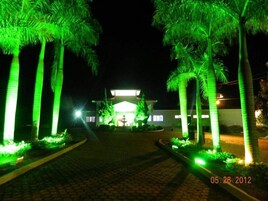 Fachada da propriedade à noite