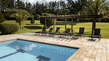 Piscina externa, guarda-sóis, espreguiçadeiras