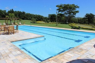 Piscina externa, guarda-sóis, espreguiçadeiras
