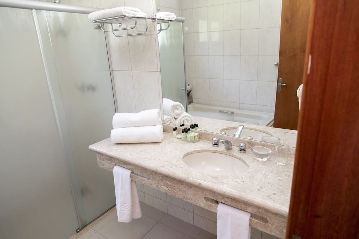 suite | bathroom | free toiletries, towels