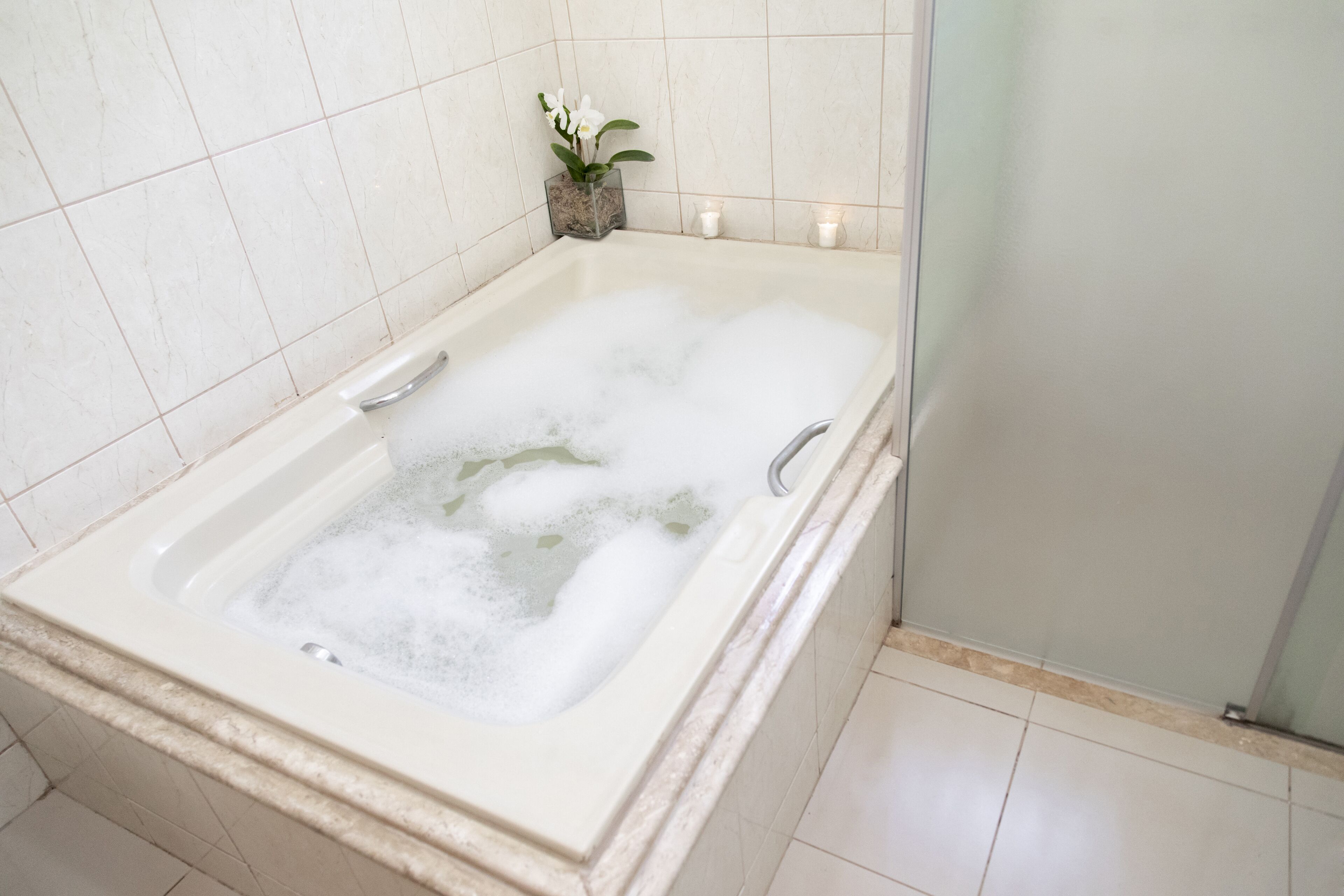 Suite | Bathroom | Free toiletries, towels