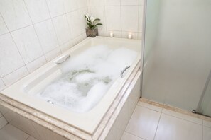 Suite | Bathroom | Free toiletries, towels