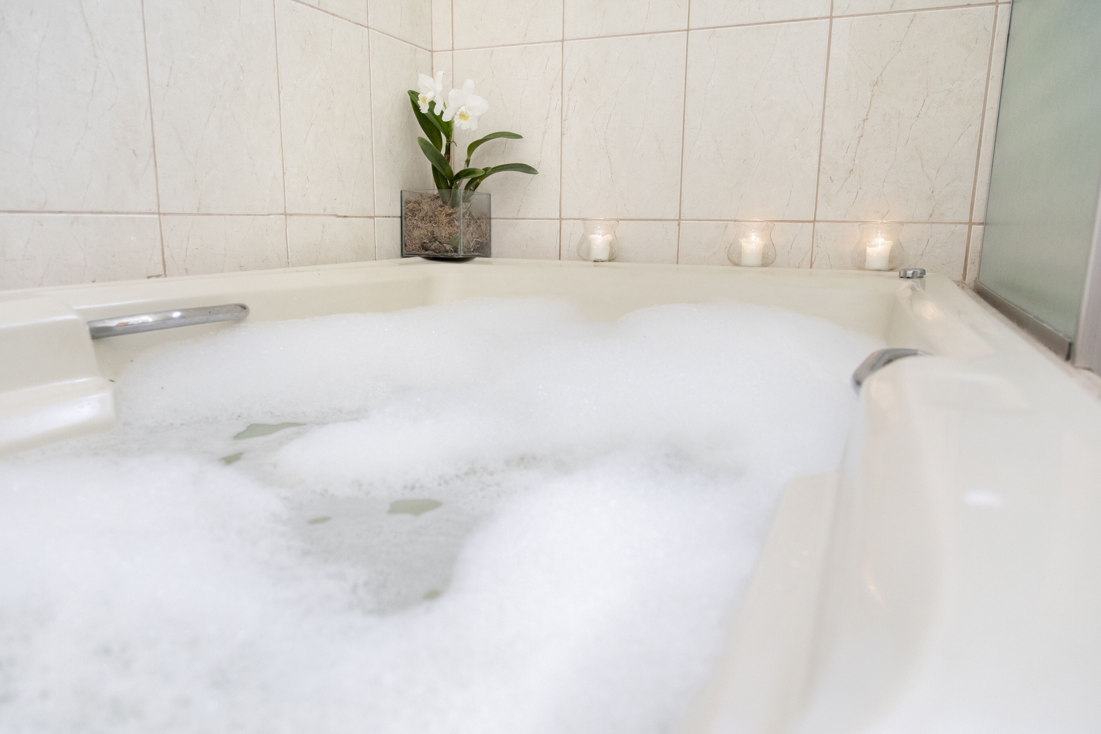 suite | deep-soaking bathtub