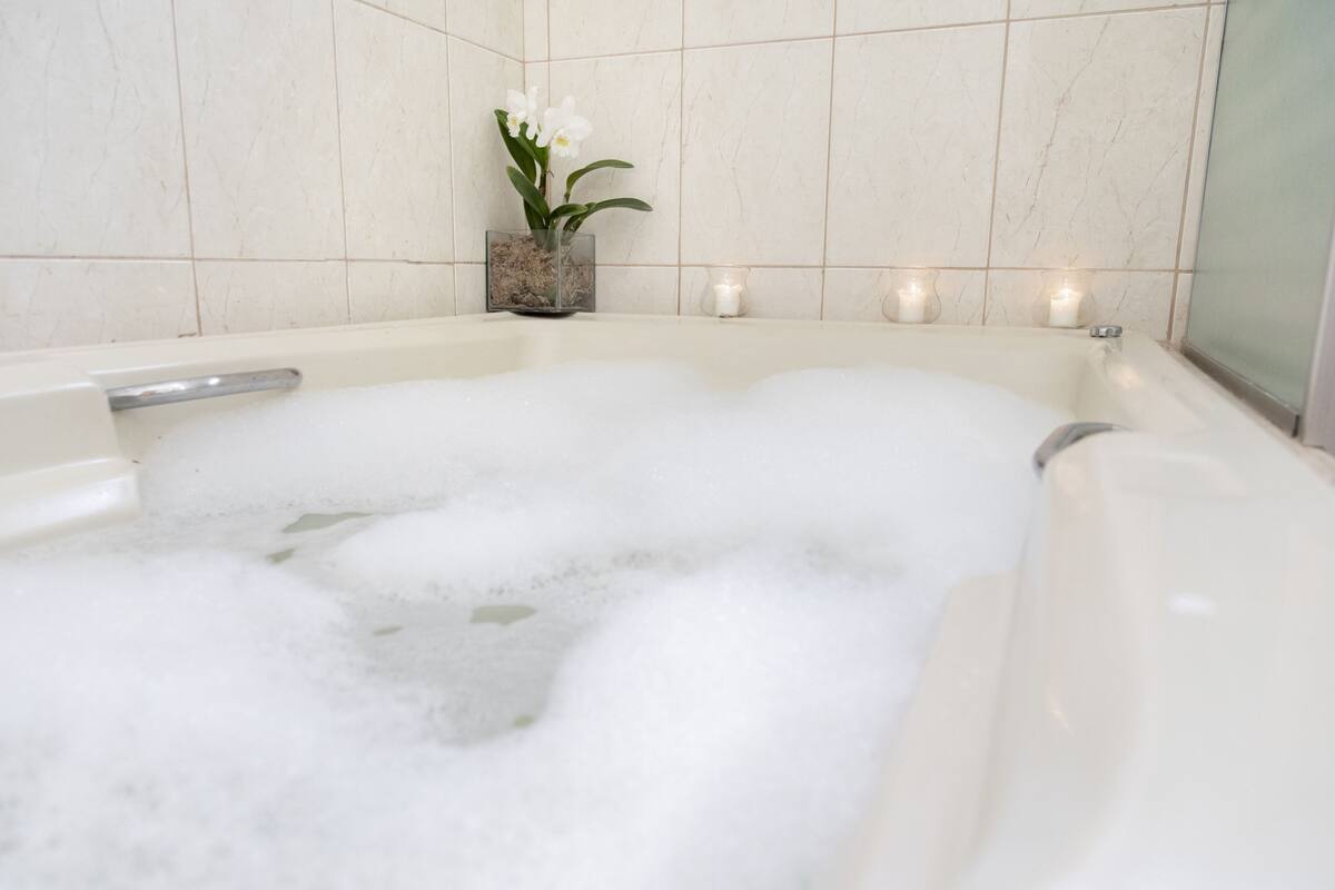 suite | deep-soaking bathtub