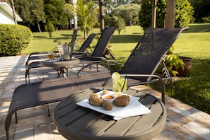 Utendørsbasseng, bassengparasoller og solsenger