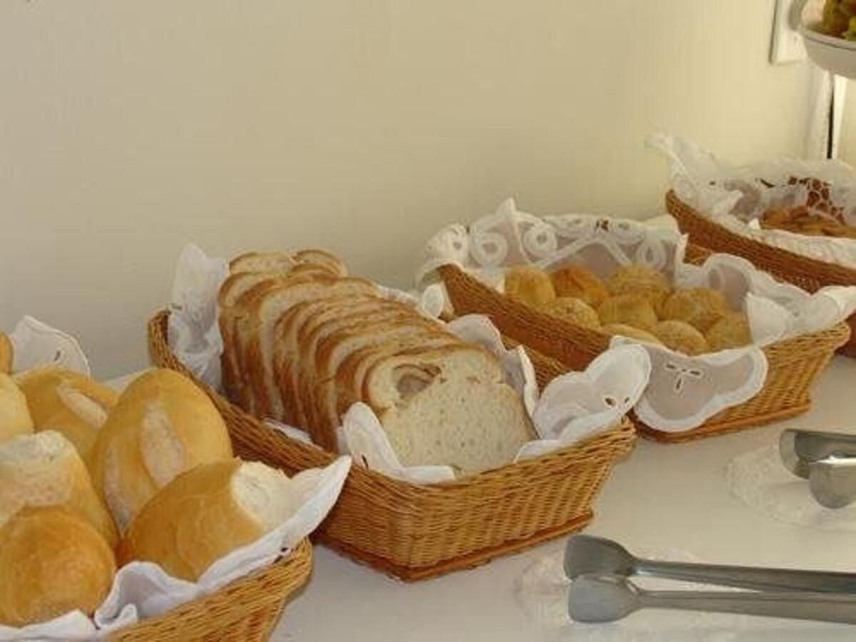 Mehrere Korbflechterkörbe mit Brot auf einem Tisch.