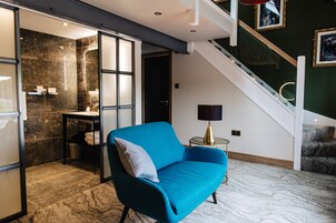 Luxury-Suite | Wohnbereich | Smart-TV, iPod-Dockingstation, MP3-Dockingstation