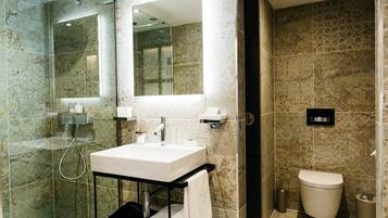 Deluxe-Zimmer | Badezimmer | Designer-Toilettenartikel, Haartrockner, Bademäntel, Hausschuhe