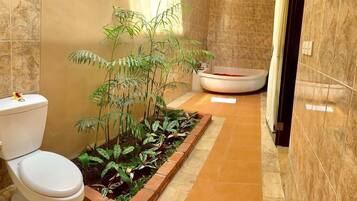 Badewanne, Haartrockner, Handtücher