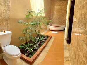 Badewanne, Haartrockner, Handtücher