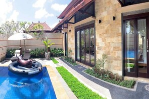 Innenpool, Außenpool, Liegestühle