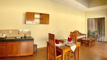 Kühlschrank, Mikrowelle, Herdplatte, Wasserkocher mit Kaffee-/Teezubehör