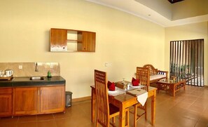 Kühlschrank, Mikrowelle, Herdplatte, Wasserkocher mit Kaffee-/Teezubehör