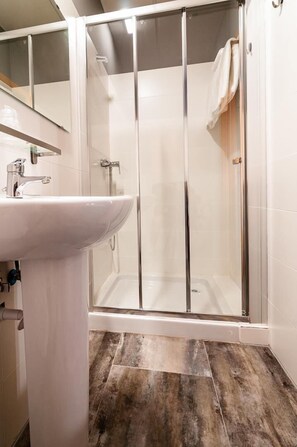 City Double Room | Bathroom | Shower, free toiletries, hair dryer, towels - Aliocio Pensión (Palos de la Frontera)