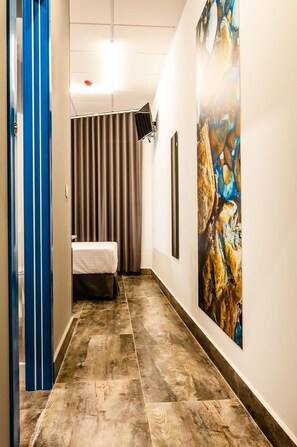 Bureau, rideaux occultants, chambres insonorisées