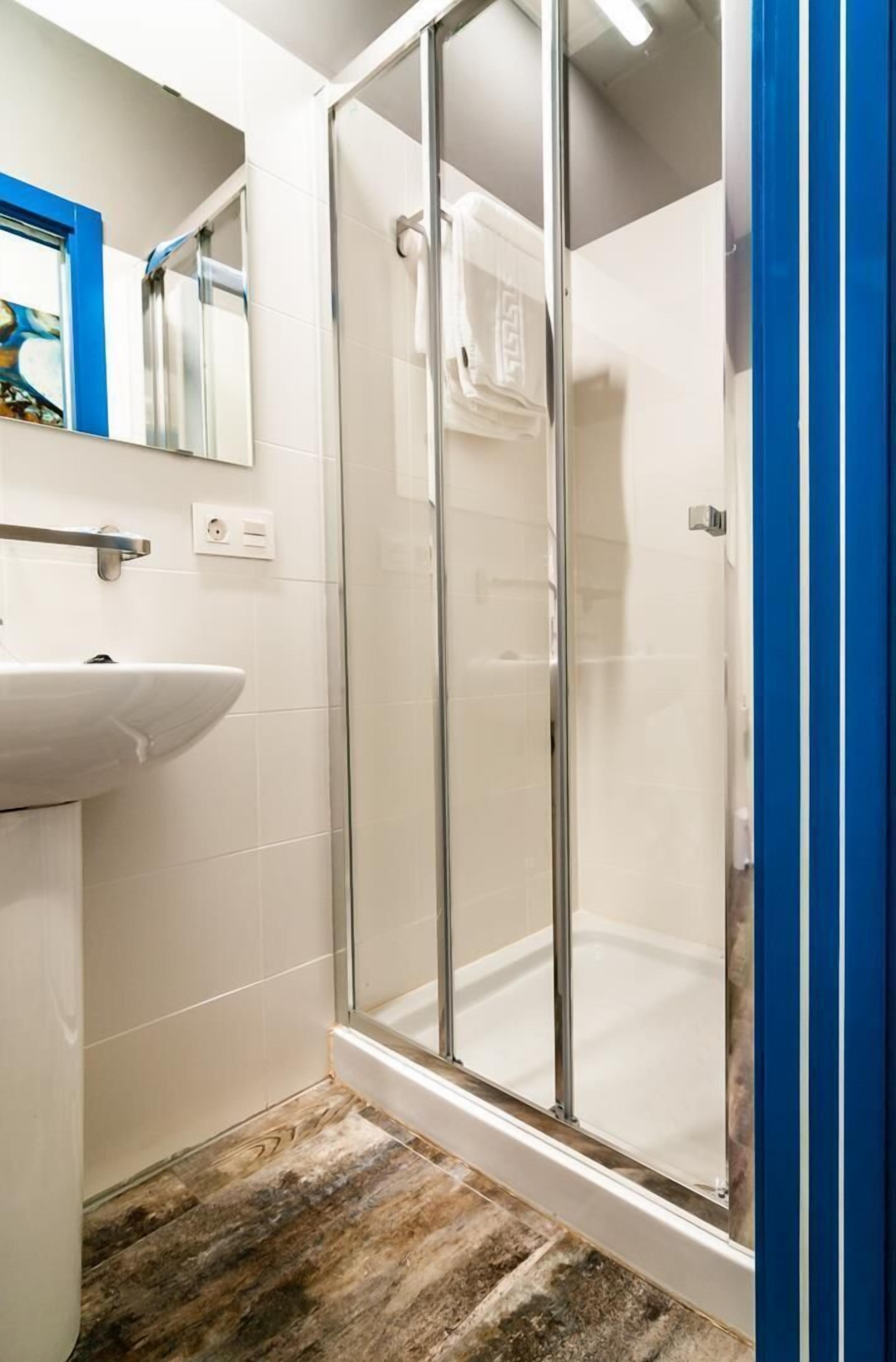 Quarto casal urbano | Banheiro | Chuveiro, produtos de toalete grátis