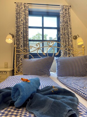 3 makuuhuonetta, tallelokero huoneessa, silitysrauta/-lauta