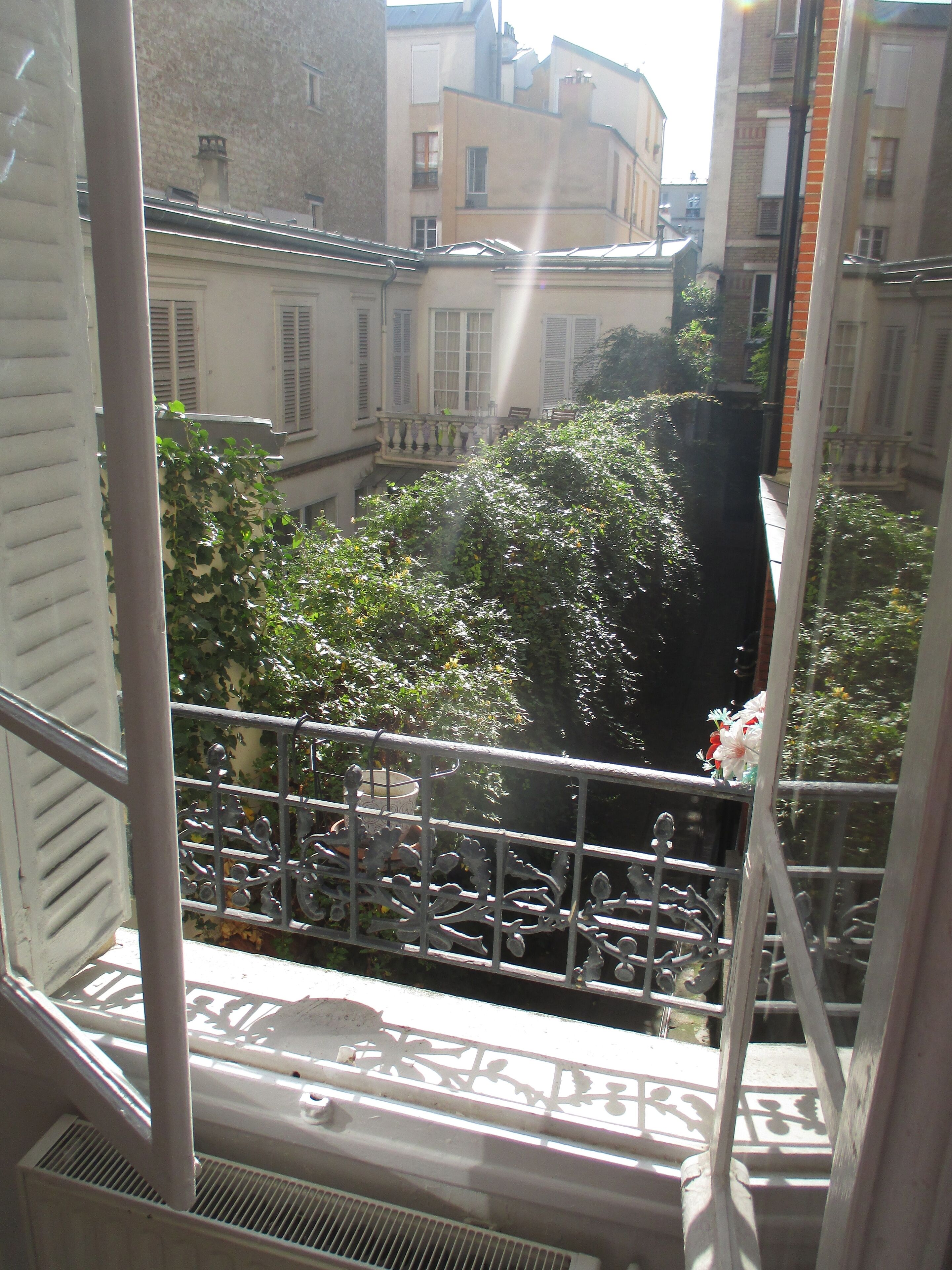 Bright and quiet, cozy two room apartment in the heart of Paris