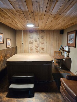 Spa - Bald Beaver Lodge A hunting, Fishing, 4-wheeling, Snowmobiling paradise! (Big Falls)
