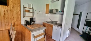 Refrigerador, microondas, cafetera y tetera y utensilios de cocina 