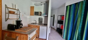 Kühlschrank, Mikrowelle, Wasserkocher mit Kaffee-/Teezubehör