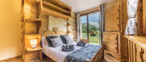 7 bedrooms, iron/ironing board, WiFi, bed sheets