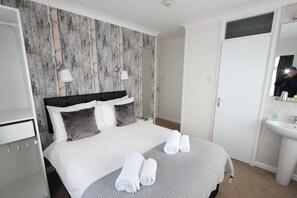 Habitación básica doble | Tabla de planchar con plancha, wifi gratis y ropa de cama