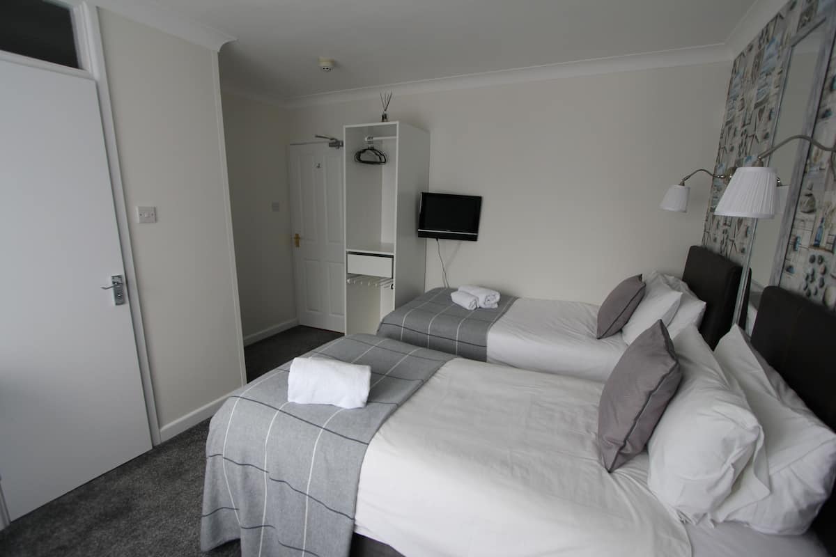 Standard Twin Room | Iron/ironing board, free WiFi, bed sheets
