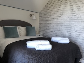 Large Double Room | Iron/ironing board, free WiFi, bed sheets
