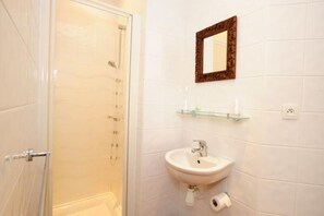 Habitació doble | Bany | Dutxa, articles de tocador gratuïts, assecador de cabells i tovalloles 
