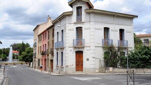 A historic building with a central entrance, multiple windows, and decorative balconies. - L'escalivade Chambres d'hôtes (Ceret)