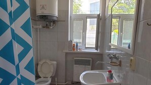 Appartement, 2 chambres, terrasse | Salle de bain | Douche, articles de toilette (gratuits), serviettes fournies, savon
