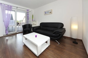 Apartment (Strandläufer) | Living room | Flat-screen TV