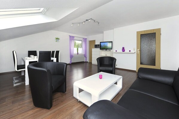 Apartment, 2 Schlafzimmer (Barbarossa) | Wohnbereich | Flachbildfernseher