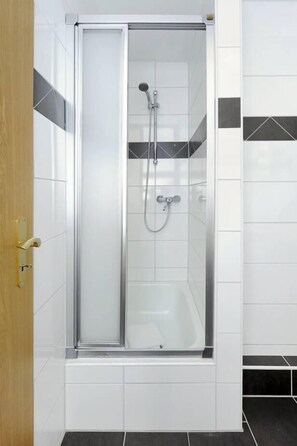 Apartment, 2 Bedrooms (Barbarossa) | Bathroom shower - Haus Hafenromantik (Neuharlingersiel)