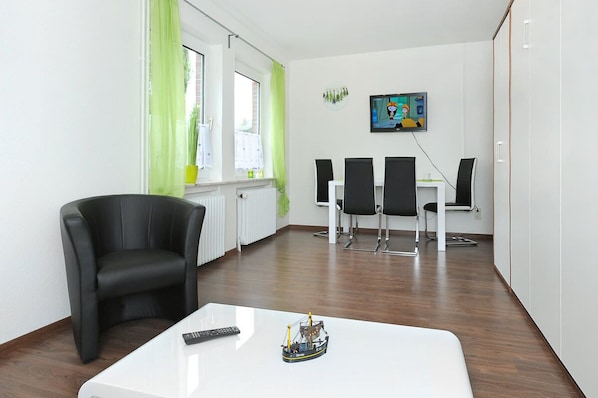 Apartment (Kiebitz) | Living area | Flat-screen TV