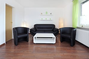 Apartment, 1 Schlafzimmer (Polaris) | Wohnzimmer | Flachbildfernseher