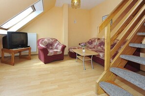 Family Apartment, 2 Bedrooms (Neuharlingersiel) | Ruang tamu | TV skrin rata