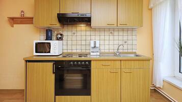 Apartemen Keluarga, 2 kamar tidur (Langeoog) | Dapur kecil pribadi | Lemari es, kompor, mesin pembuat kopi/teh, dan ketel listrik