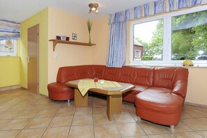 Family Apartment, 2 Bedrooms (Baltrum) | Ruang tamu | TV skrin rata