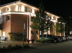 Front of property - evening/night - PARKHOTEL Rosarium (Uetersen)