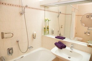 Double Room, Park View | Bathroom - PARKHOTEL Rosarium (Uetersen)
