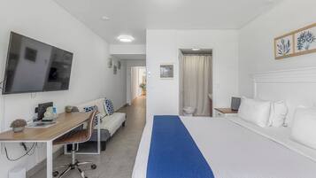 1 slaapkamer, een kluis op de kamer, een bureau