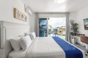 1 chambre, coffre-fort, bureau, fer et planche à repasser
