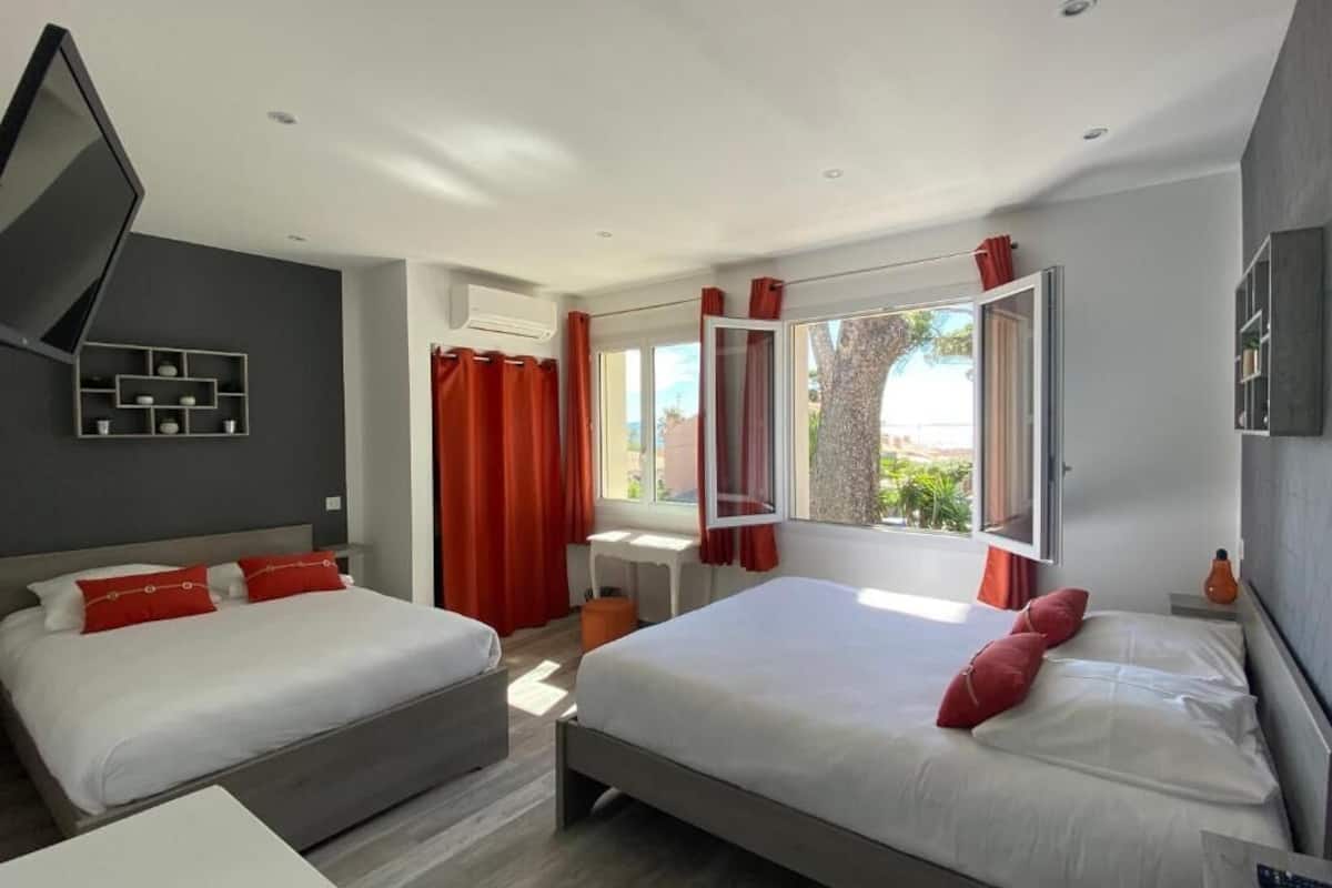 quadruple room | 1 bedroom, blackout curtains, soundproofing, iron/ironing board