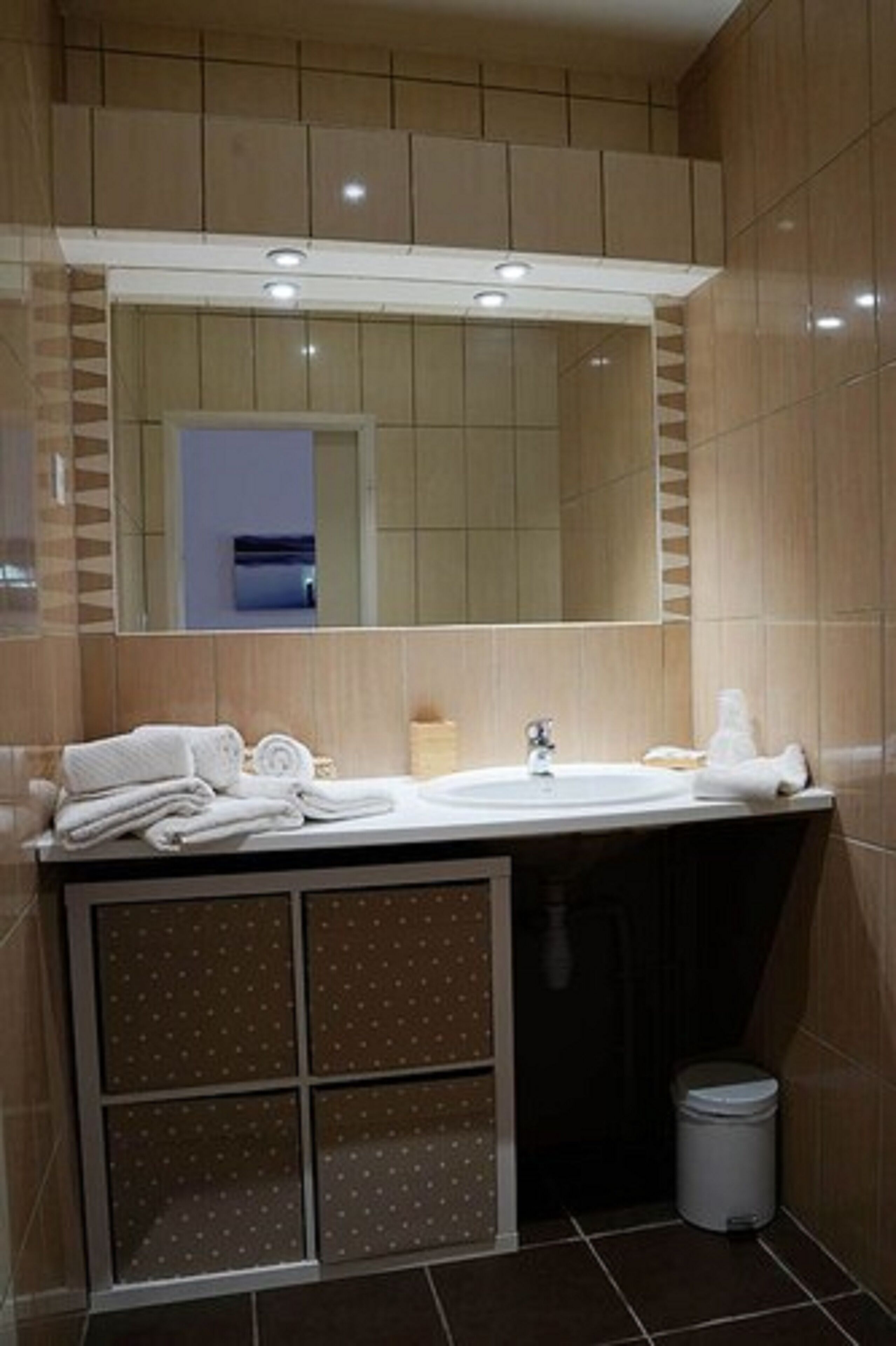 family room | bathroom | free toiletries, hair dryer, towels